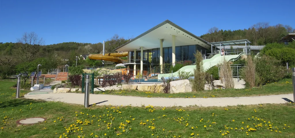 Freibad mit Rutschen und moderner Architektur