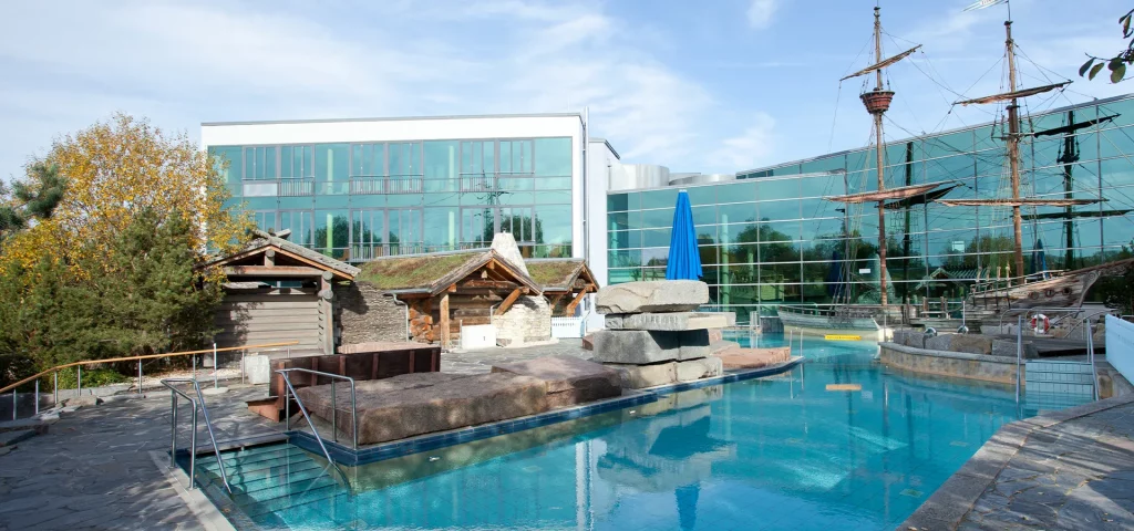 Sauna im modernen Spa mit Spiegelungen im Wasser.